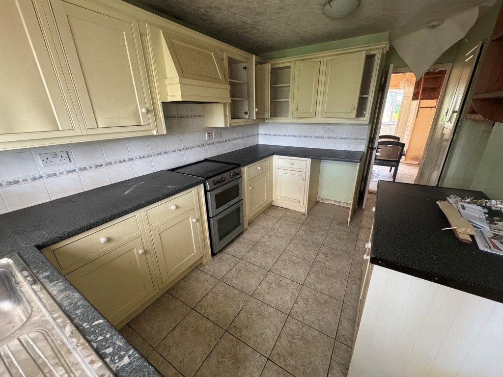 Lot: 71 - WATER DAMAGED DETACHED BUNGALOW - Alternative view of kitchen